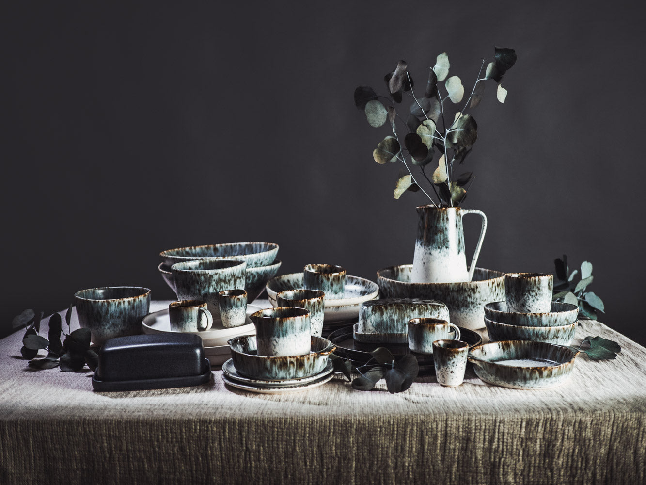A Natureza Kollektion mit grau-schwarzem Geschirr von sonho