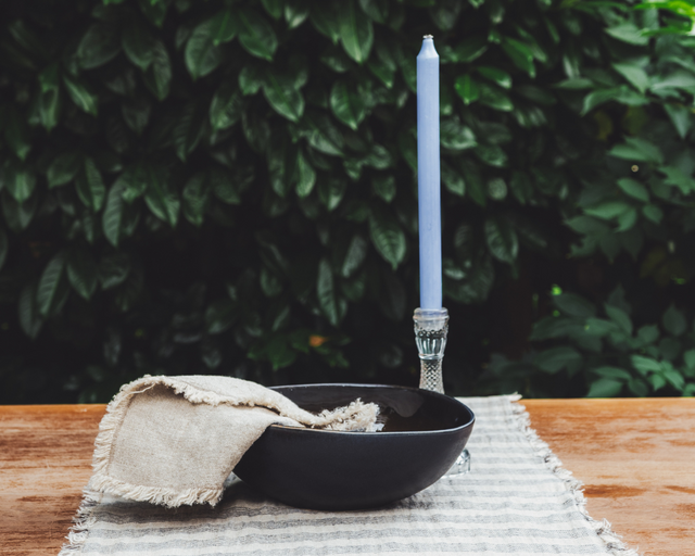Finca Tischläufer blau beige gestreift mit Schwarzer Schale und Kerze