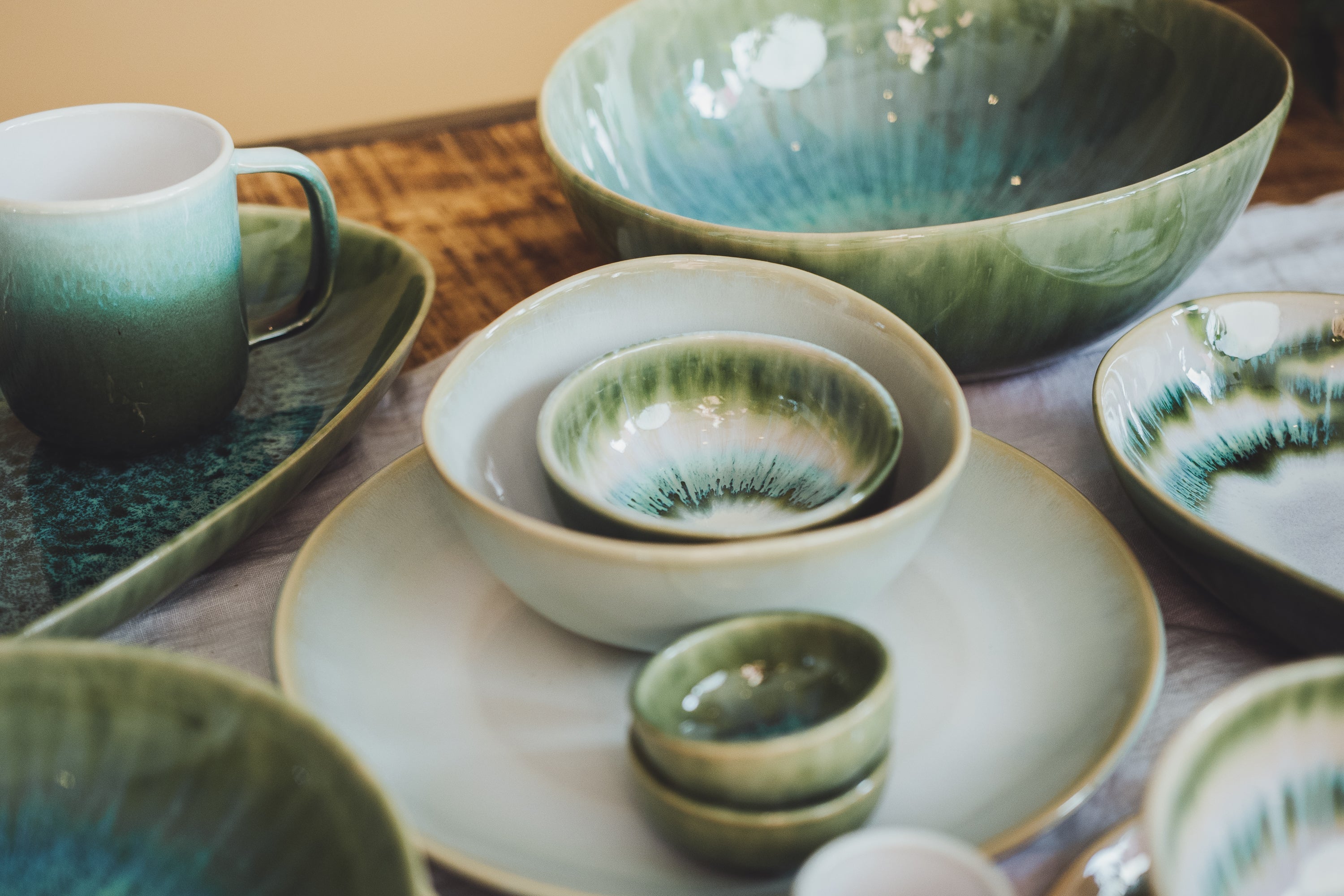 Os Verdes grüne Salatschale mit kleineren pastellgrünen Schalen im Vordergrund