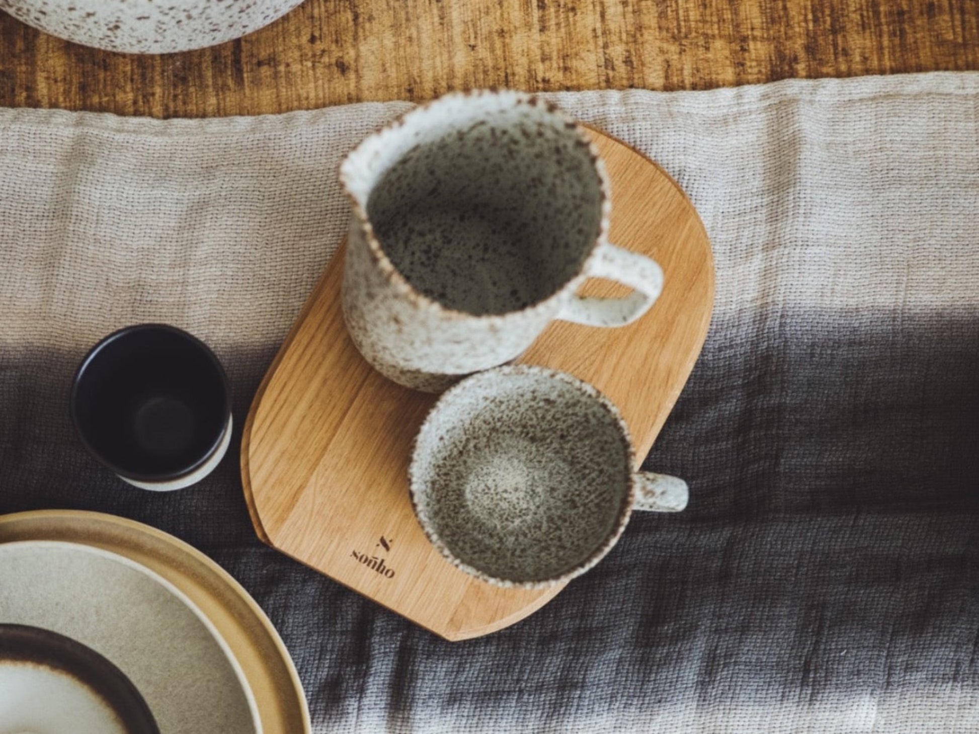 Holzbrett klein mit Geschirr