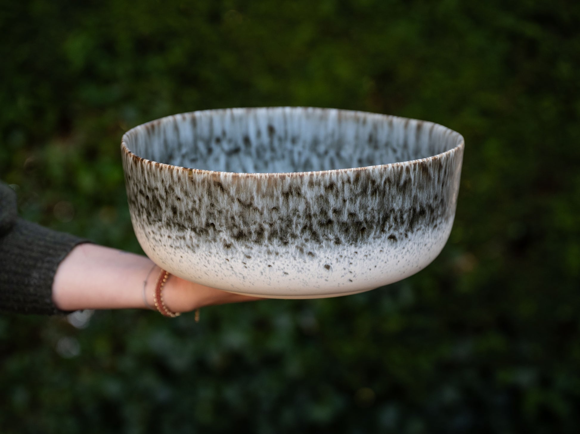 Anoitecer - XL Salatschale grau-weiss gesprenkelt in Hand