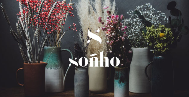 Bunte Vasen und Krüge von sonho mit Trockenblumen