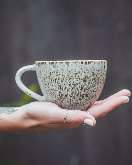 sonho Pontos Tasse mit Henkel in Hand