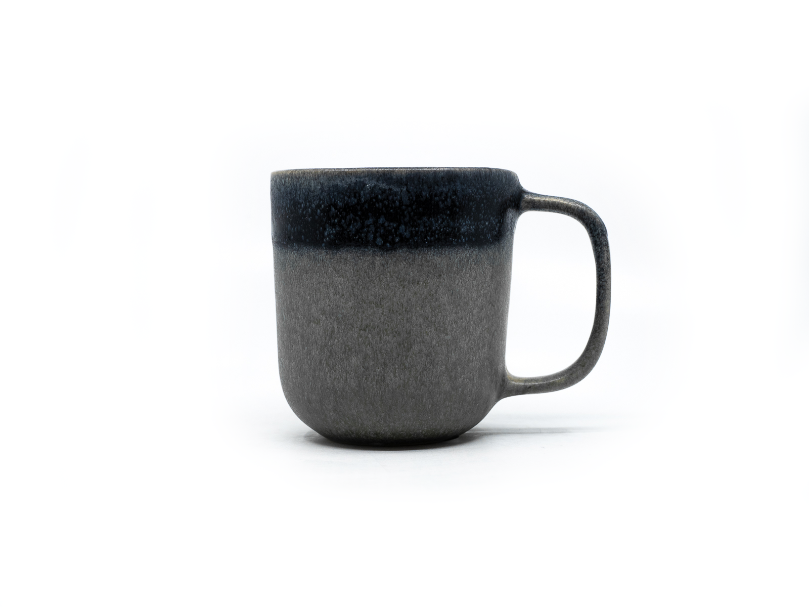 Grosse Keramik-Tasse mit Henkel (grau-schwarz, 3.5 dl)