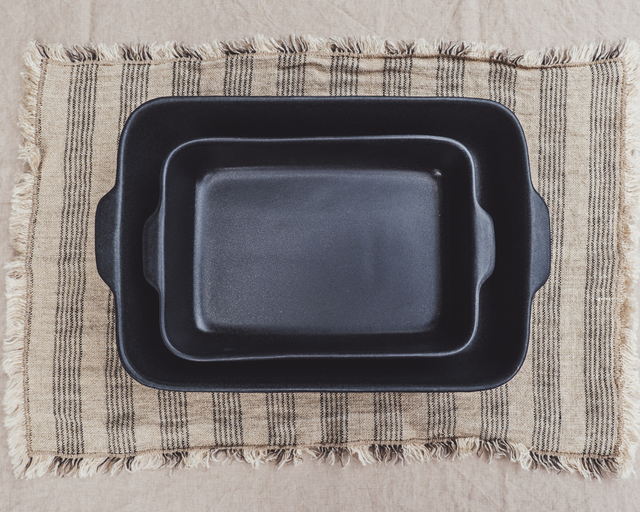 Finca Tischset blau gestreift mit schwarzen Ofenform