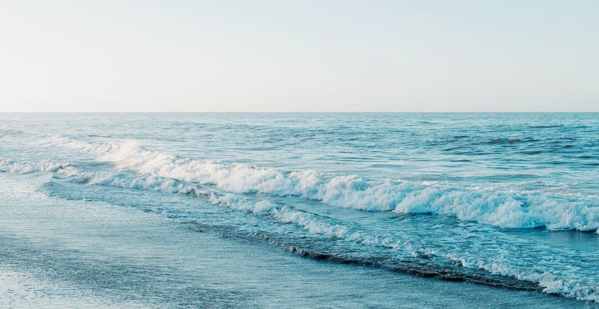 Wellen vom Meer - sinnbildlich für sonho geschirr kollektion os azuis