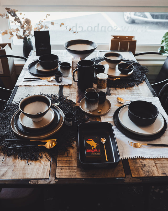 Noite Ofenform, Schalen und Teller auf Tisch