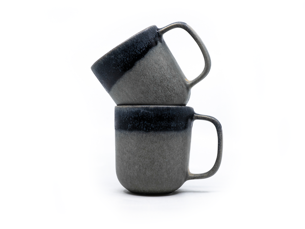 Grosse Keramik-Tasse mit Henkel (grau-schwarz, 3.5 dl)